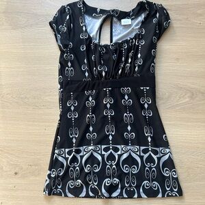 Suzy Shier Black and Grey Patterned Cap-Sleeve Blouse